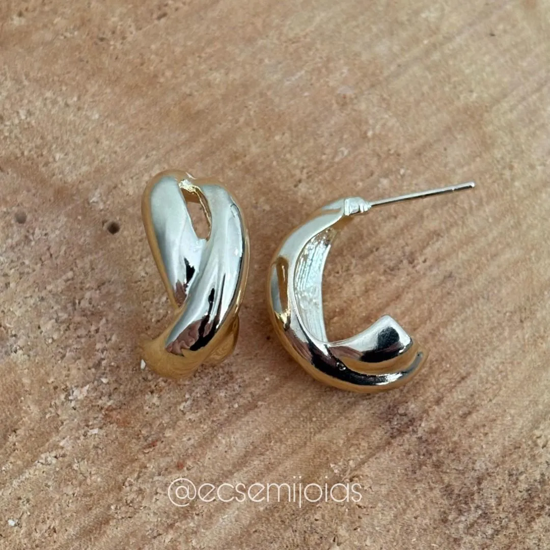 Brinco meia argola de X liso - banhado a ouro 18k