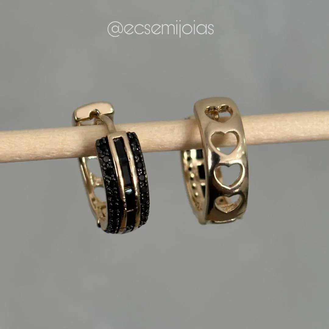 Argola com fileira de baguetes no centro cravejado nas bordas - 5x18mm - banhado a ouro 18k