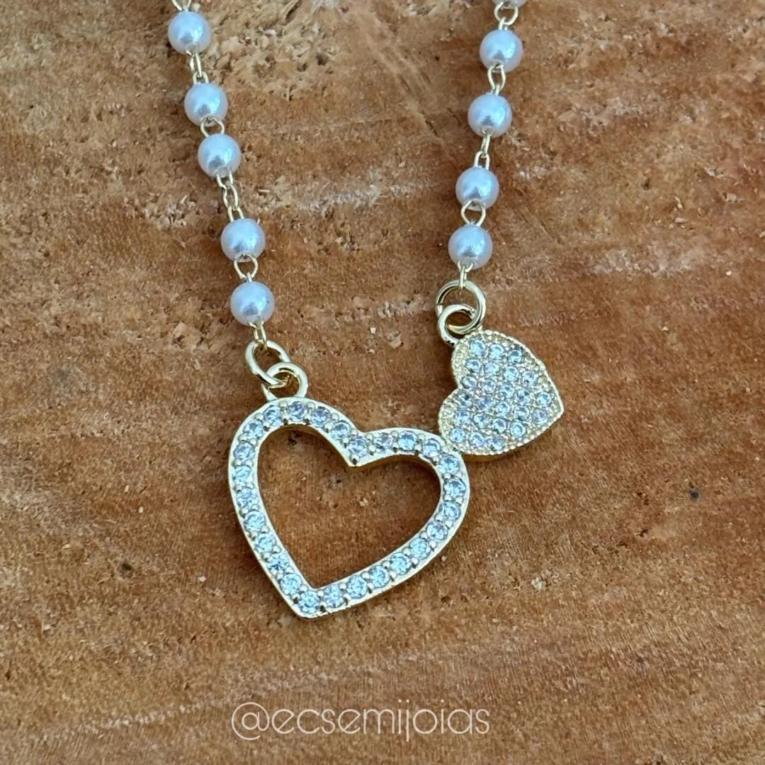 Colar de pérolas com pingente 2 corações cravejados - 50cm - banhado a ouro 18k