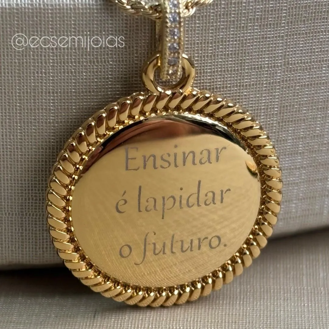 Colar cordão baiano 1,5mm com mandala ENSINAR É LAPIDAR O FUTURO - 45cm - banhado a ouro 18k