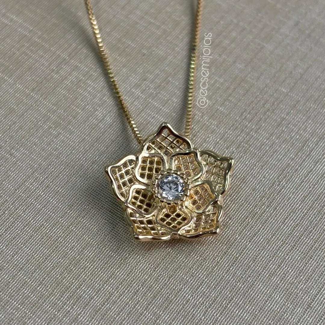 Colar veneziana com pingente de flor vazada com zircônia no centro - 45cm - banhado a ouro 18k