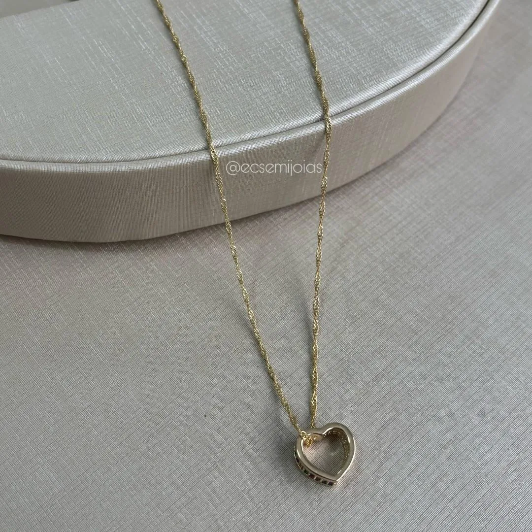 Colar torcidinho com coração vazado cravejado nas laterais - 48cm - banhado a ouro 18k