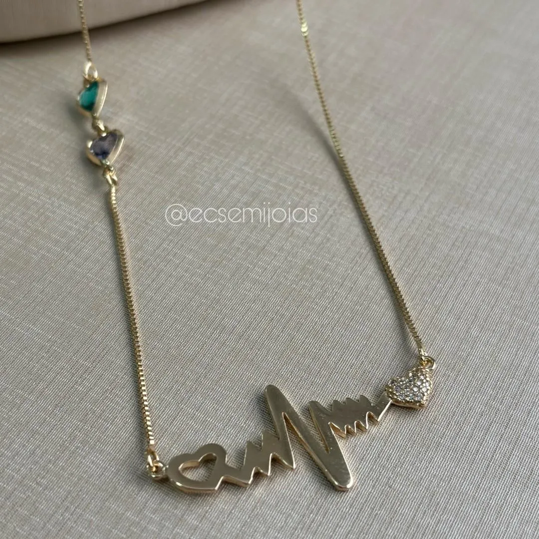Colar veneziana com 2 corações de zircônia e pingente batimentos cardíacos com coração liso e cravejado - 50cm - banhado a ouro 18k