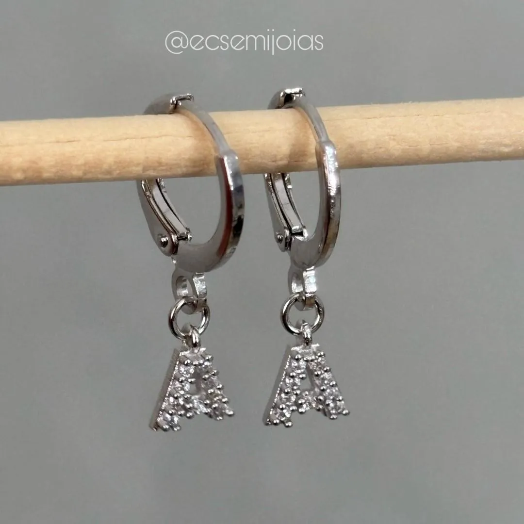 Argola click com letra cravejada - banhado a ródio branco