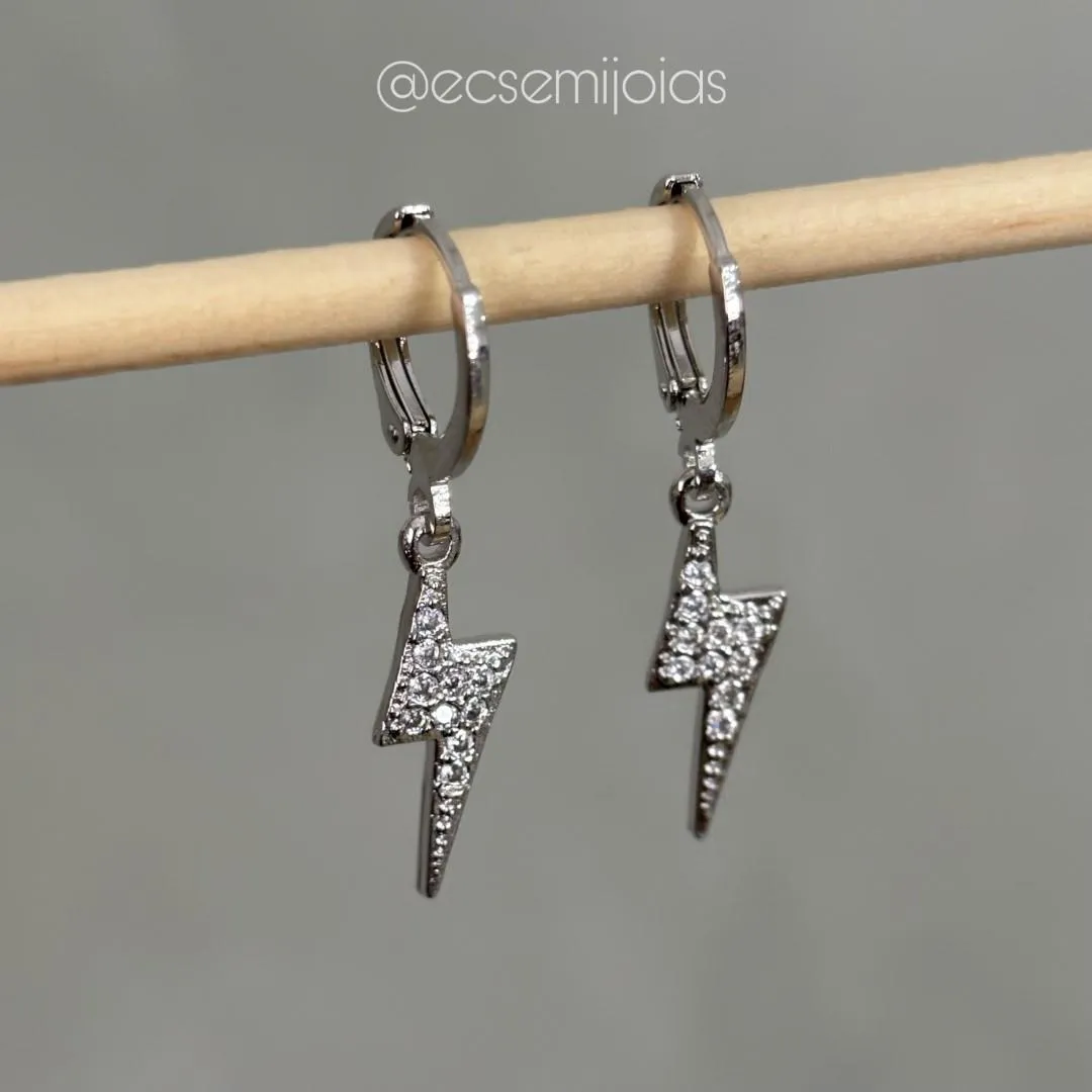 Argola click com raio cravejado - banhado a ródio branco