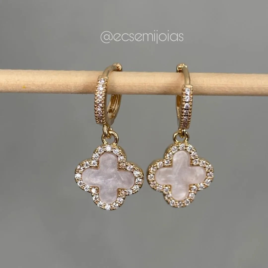 Argola com 1 fileira cravejada com pingente de trevo com pedra no centro cravejado nas bordas - banhado a ouro 18k