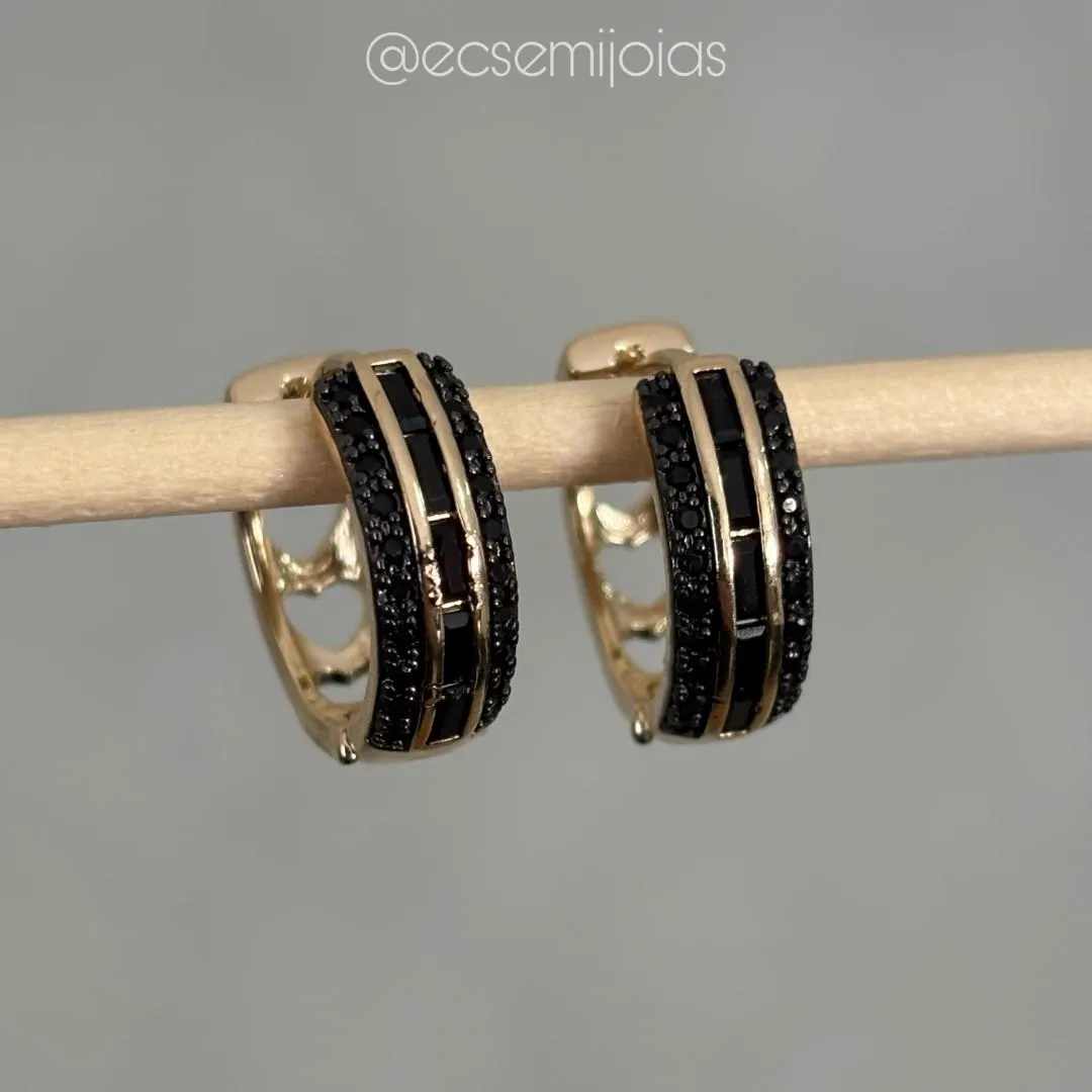 Argola com fileira de baguetes no centro cravejado nas bordas - 5x18mm - banhado a ouro 18k