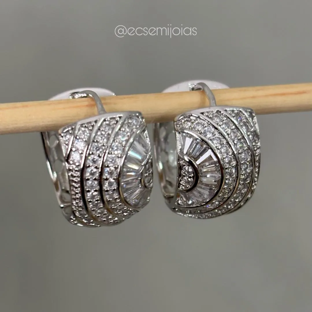 Argola mais grossa com 1 fileira de baguetes e 4 fileiras cravejadas - 12x20mm - banhado a ródio branco