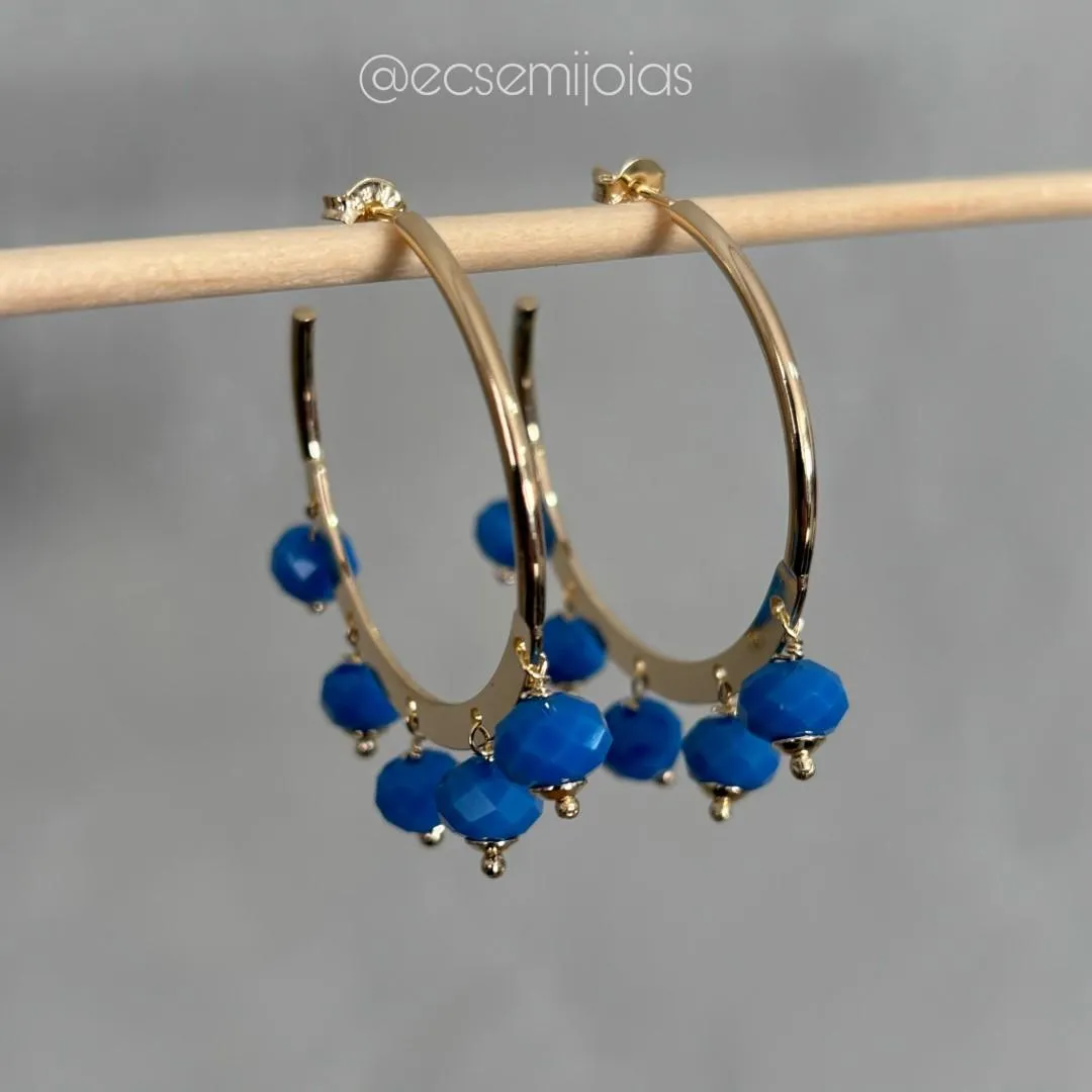 Argola maxxi com pedras redondas penduradas - 40mm - banhado a ouro 18k