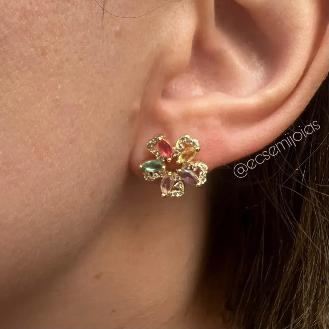 Brinco de flor com pétalas com zircônias navetes e cravejado nas bordas - banhado a ouro 18k