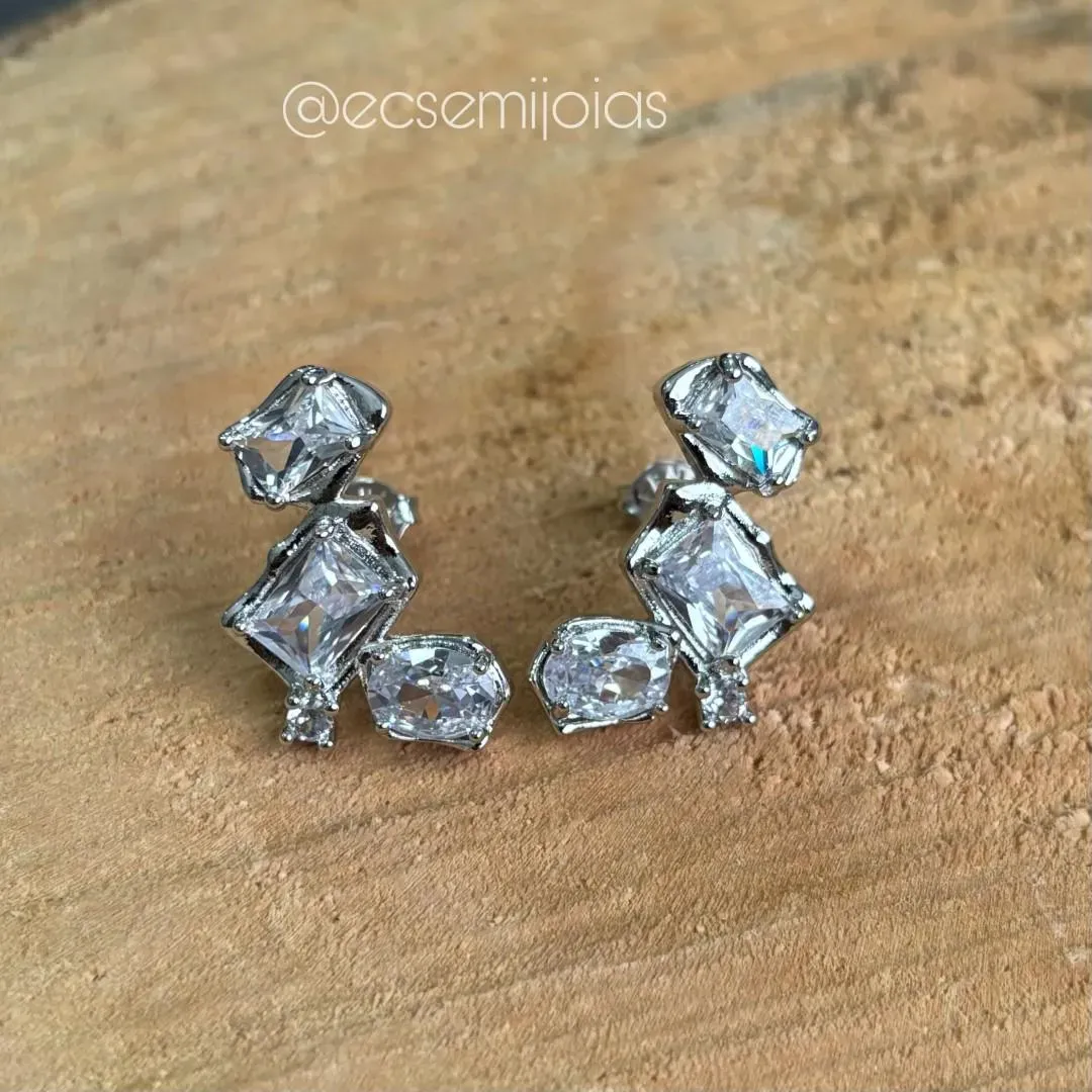Brinco ear cuff com 2 zircônias retangulares e 1 oval - banhado a ródio branco