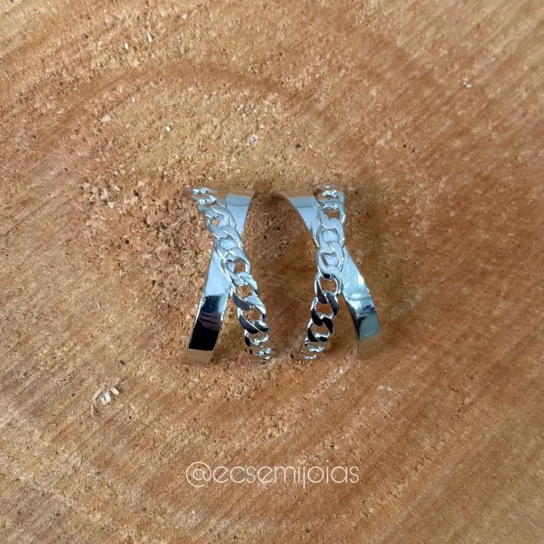 Brinco em X com elos vazados e liso - banhado a ródio branco