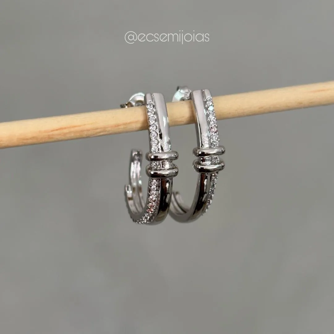 Brinco meia argola co aro liso e outro aro cravejado - banhado a ródio branco