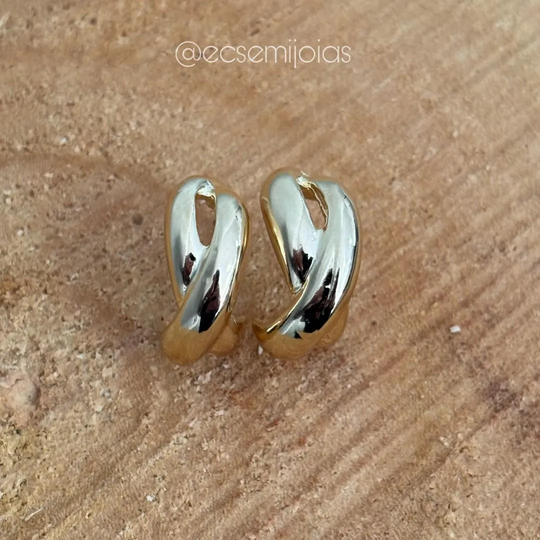 Brinco meia argola de X liso - banhado a ouro 18k