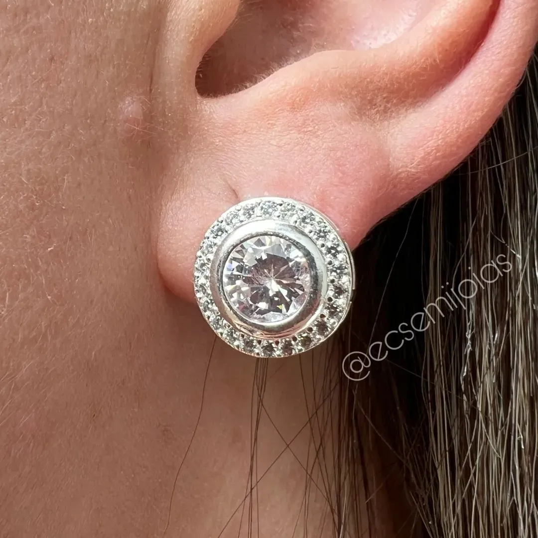 Brinco redondo com zircônia maior no centro com borda cravejada - 14mm - banhado a ródio branco