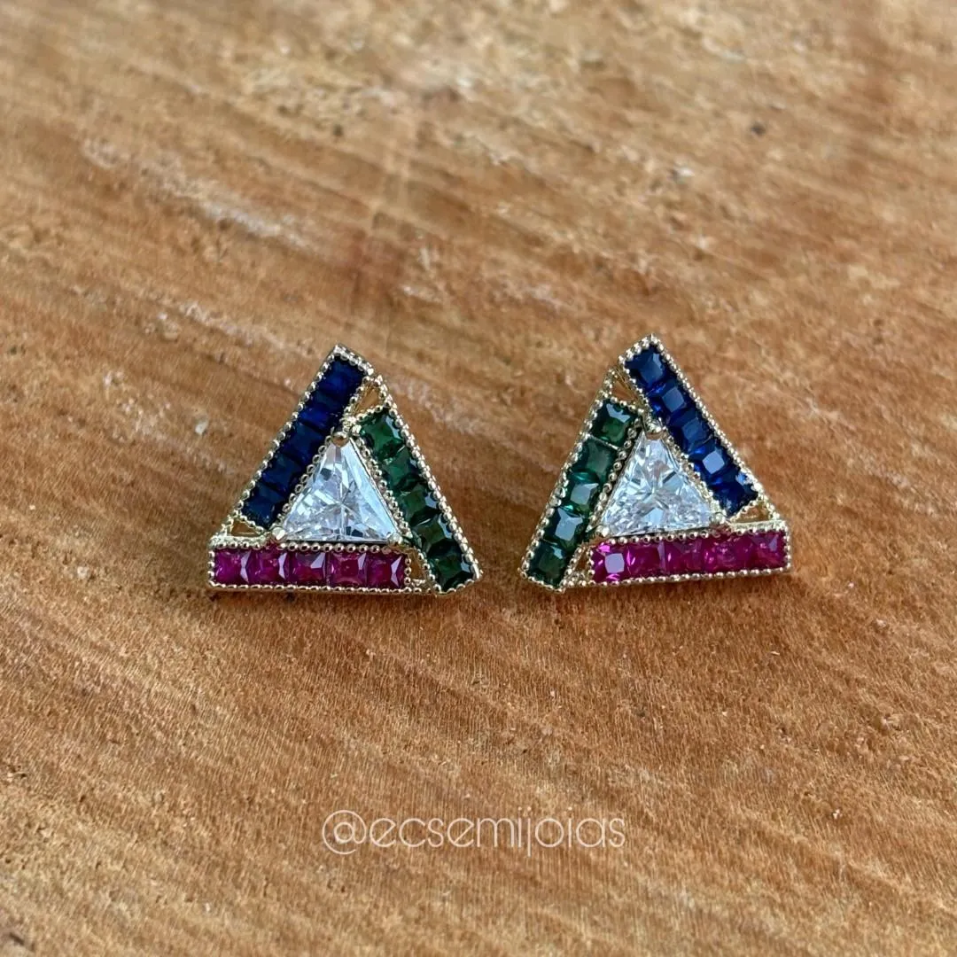 Brinco triângulo com zircônia maior no centro cravejado em volta  - banhado a ouro 18k
