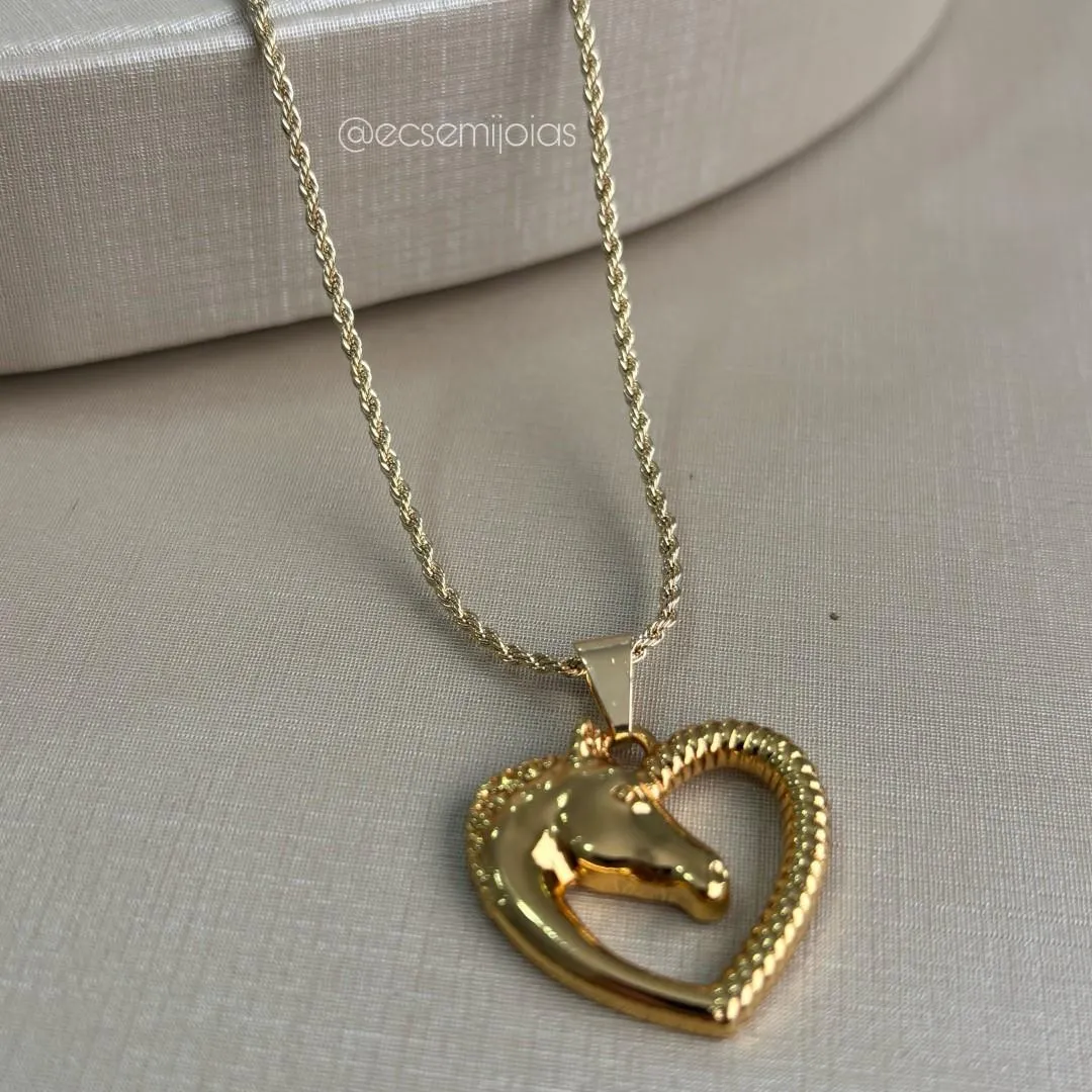 Colar cordão baiano 1,5mm com cavalo em formato de coração - 45cm - banhado a ouro 18k