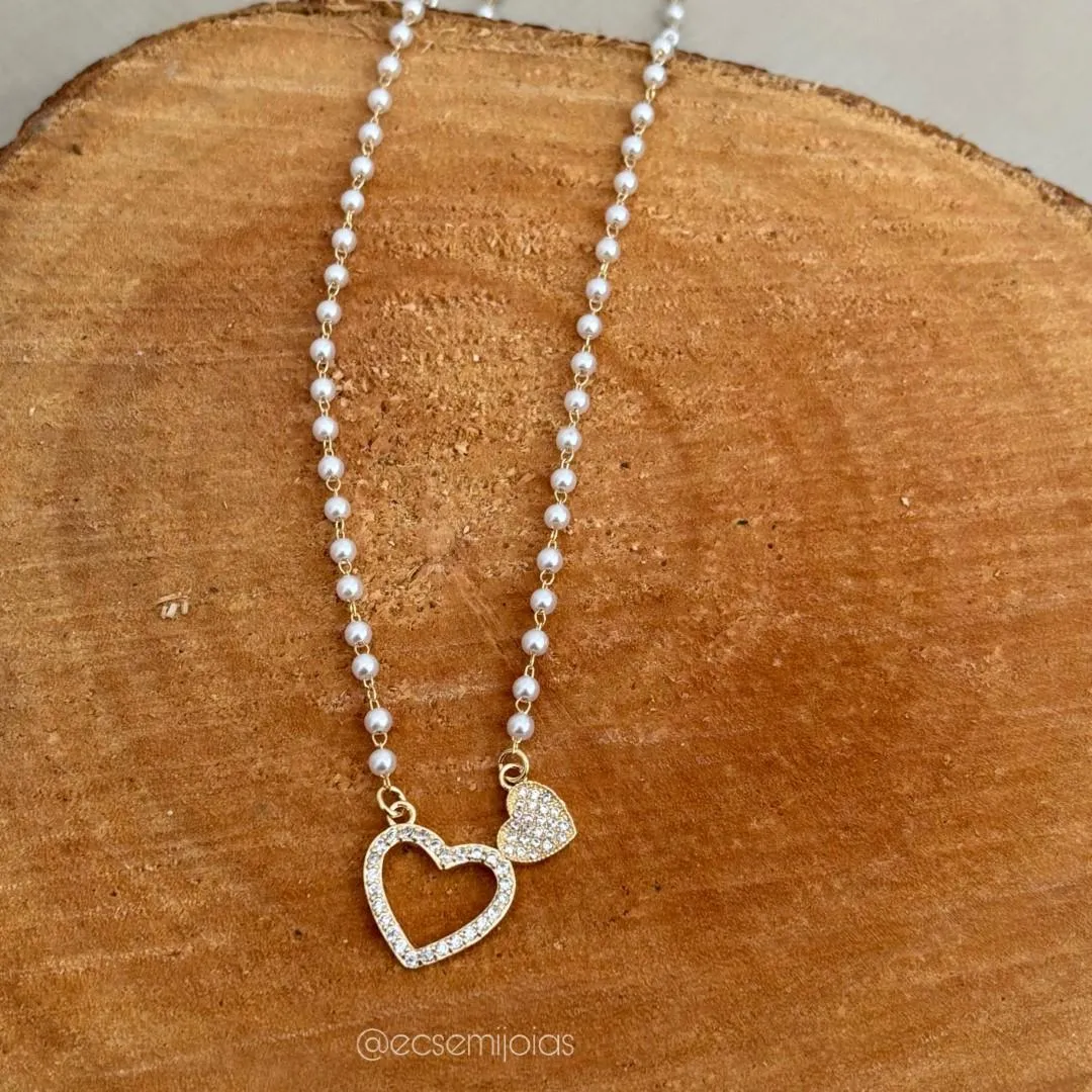 Colar de pérolas com pingente 2 corações cravejados - 50cm - banhado a ouro 18k