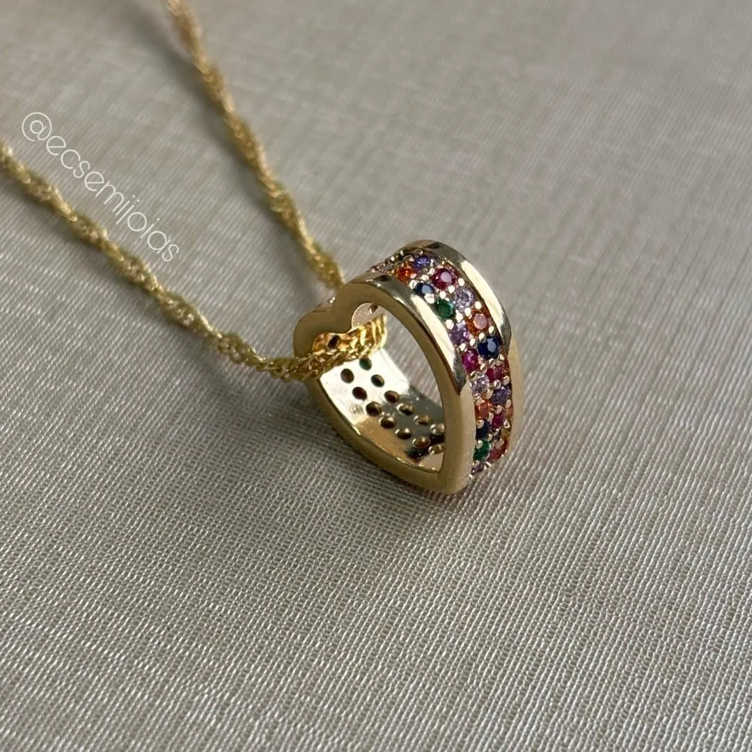 Colar torcidinho com coração vazado cravejado nas laterais - 48cm - banhado a ouro 18k