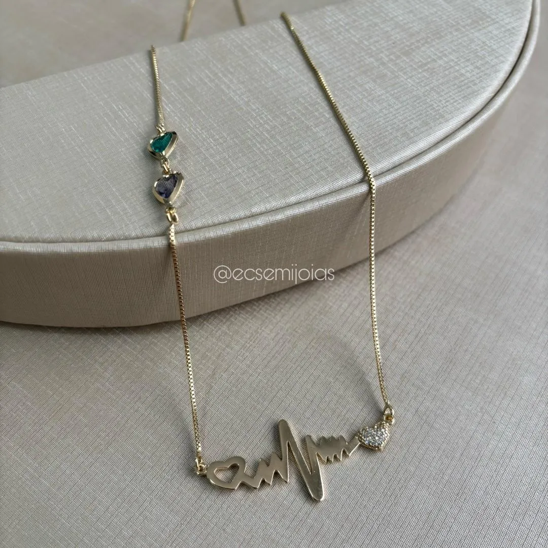 Colar veneziana com 2 corações de zircônia e pingente batimentos cardíacos com coração liso e cravejado - 50cm - banhado a ouro 18k