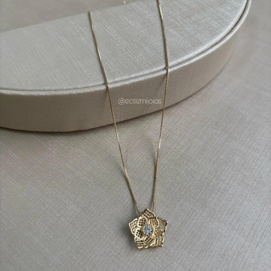 Colar veneziana com pingente de flor vazada com zircônia no centro - 45cm - banhado a ouro 18k