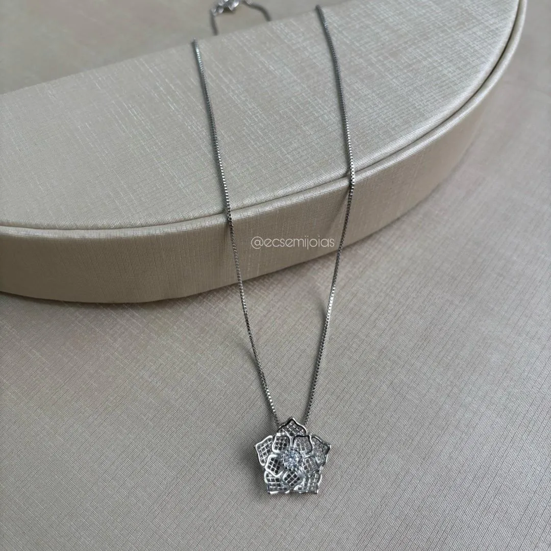 Colar veneziana com pingente de flor vazada com zircônia no centro - 45cm - banhado a ródio branco