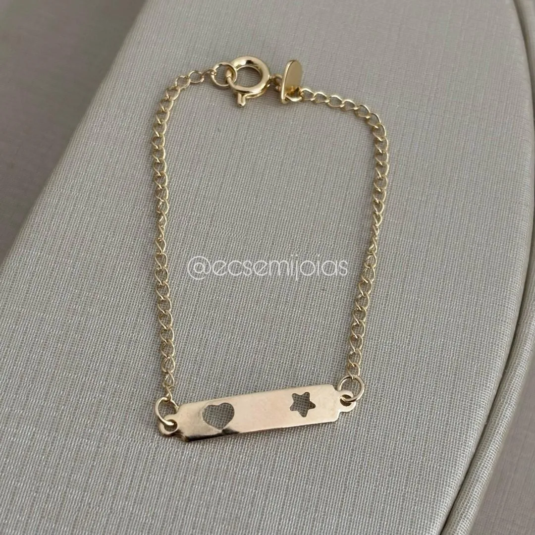Pulseira de elo grumet com plaquinha de estrela e coração vazados - 14cm - banhado a ouro 18k