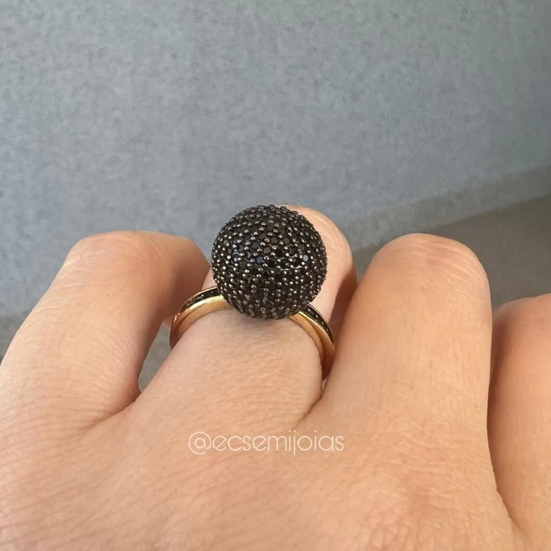 Anel oval bola 14mm cravejada com aro cravejado - banhado a ouro 18k
