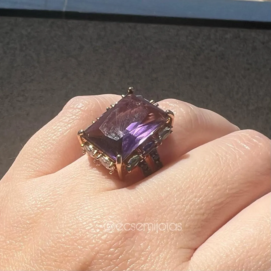 Anel com pedra retangular com laterais de zircônias ovais e aro cravejado - banhado a ouro 18k