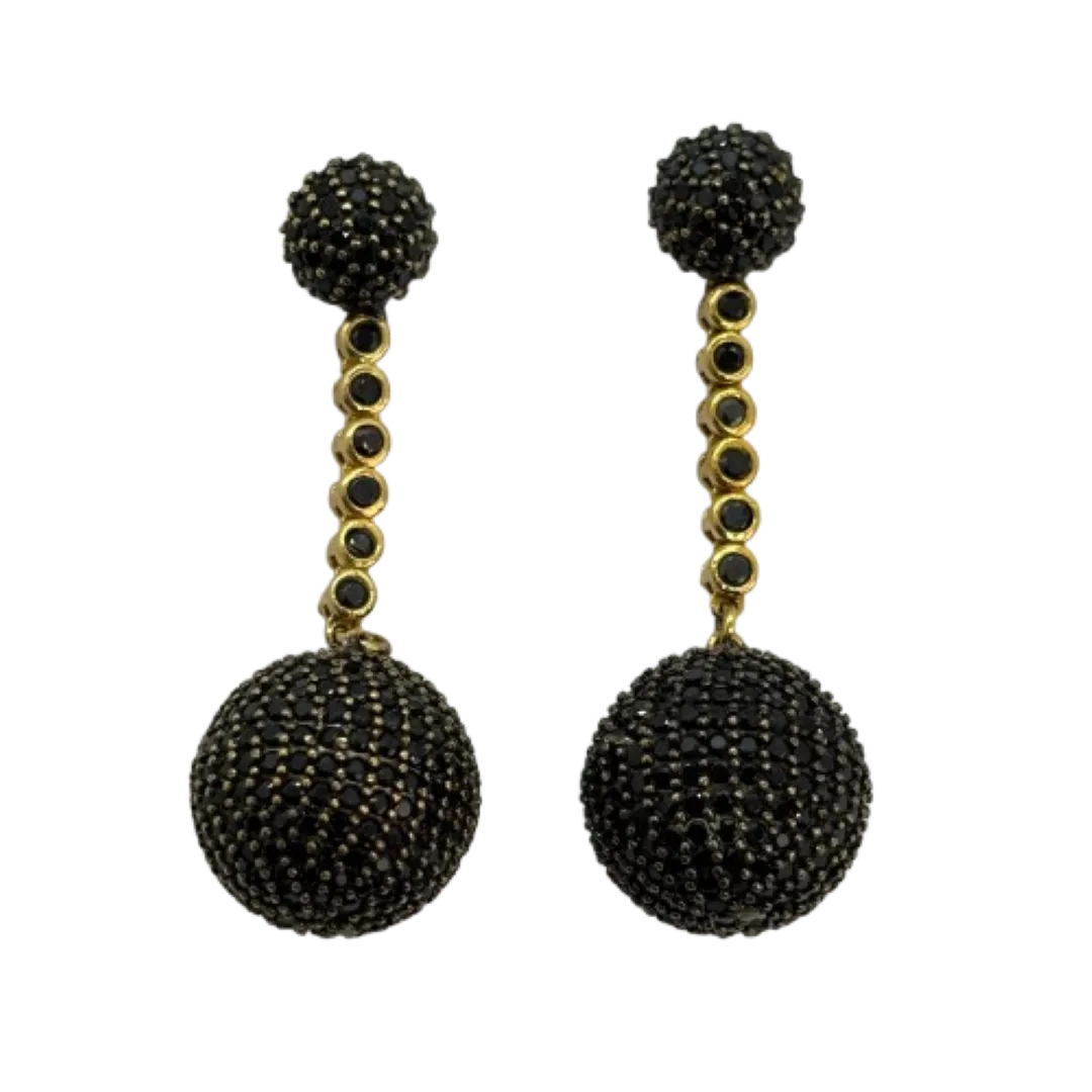 Brinco de bola menor (8mm) cravejada com bola maior (14mm) cravejada pendurada - banhado a ouro 18k
