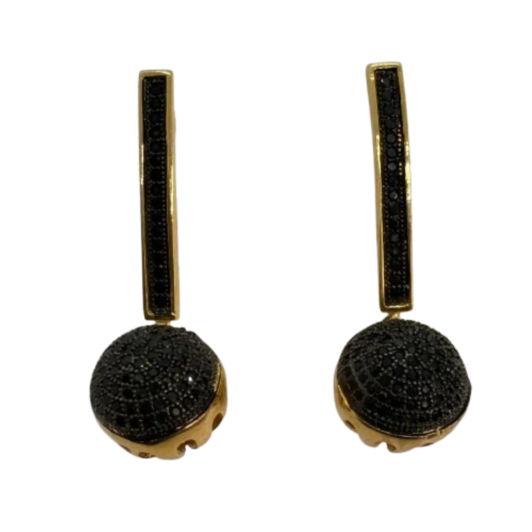 Brinco de base retangular cravejada com bola cravejada pendurada - banhado a ouro 18k