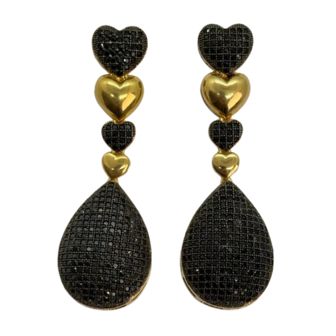 Brinco com corações cravejados e lisos com gota grande cravejada pendurada - banhado a ouro 18k