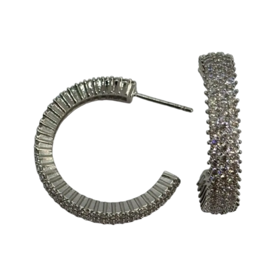Argola com 3 fileiras cravejadas - 6x30mm - banhado a ródio branco