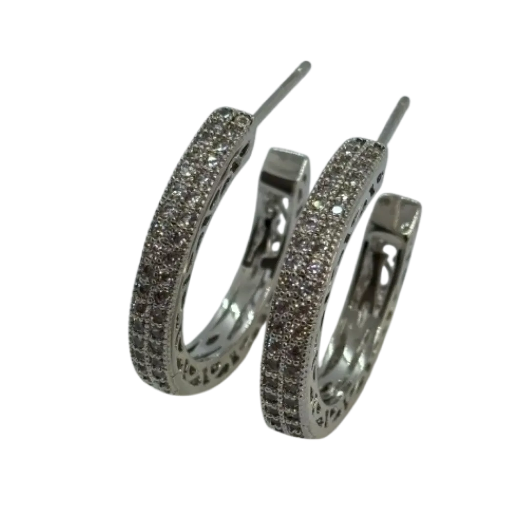 Argola com 2 fileiras cravejadas com laterais vazadas - 3x21mm - banhado a ródio branco
