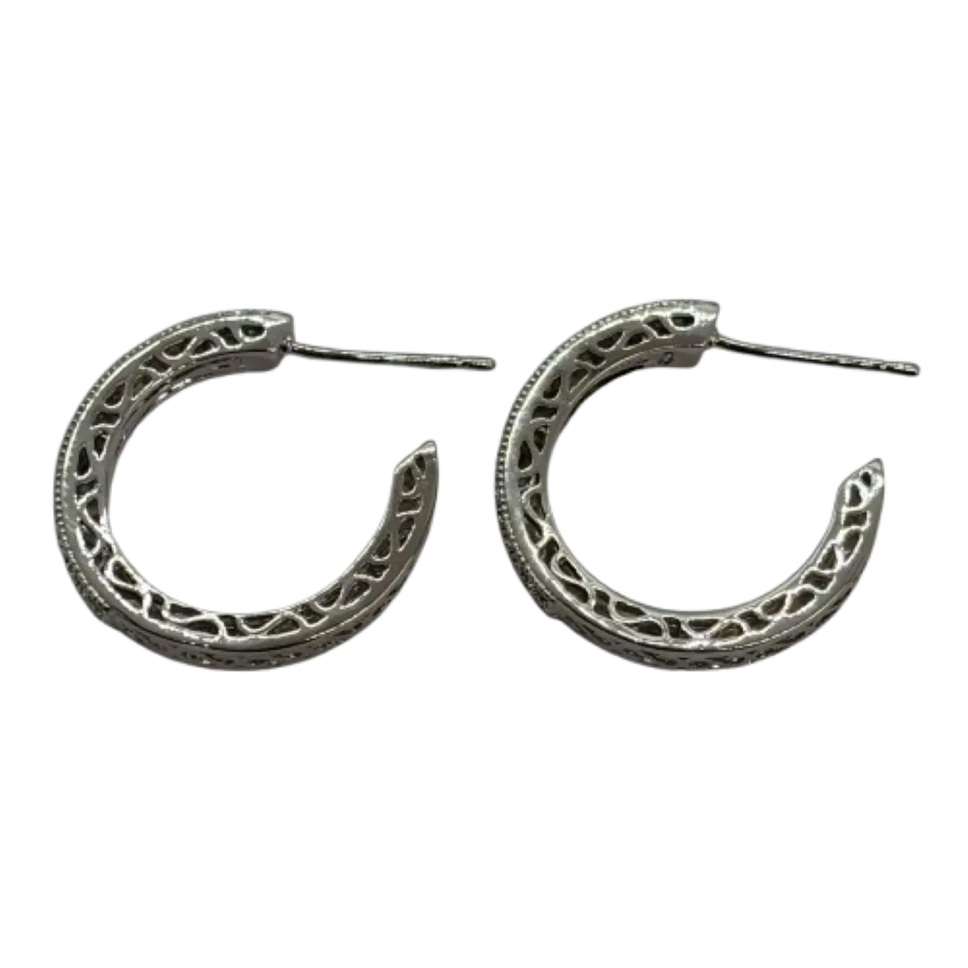 Argola com 2 fileiras cravejadas com laterais vazadas - 3x21mm - banhado a ródio branco