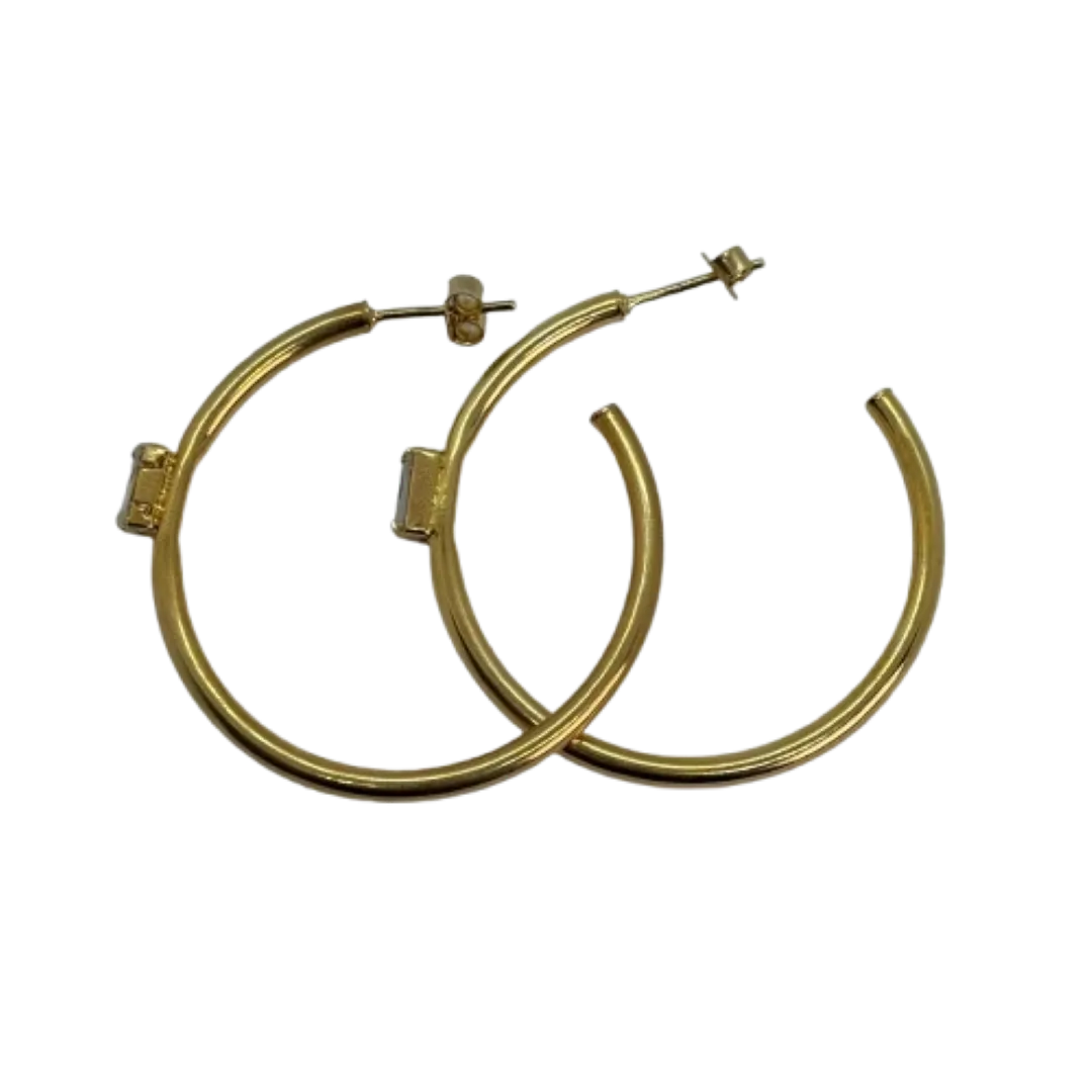 Argola tubolar com 1 zircônia baguete - 2,5x40mm - banhado a ouro 18k