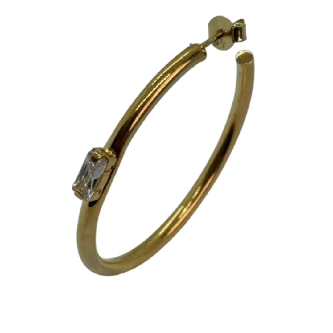 Argola tubolar com 1 zircônia baguete - 2,5x40mm - banhado a ouro 18k