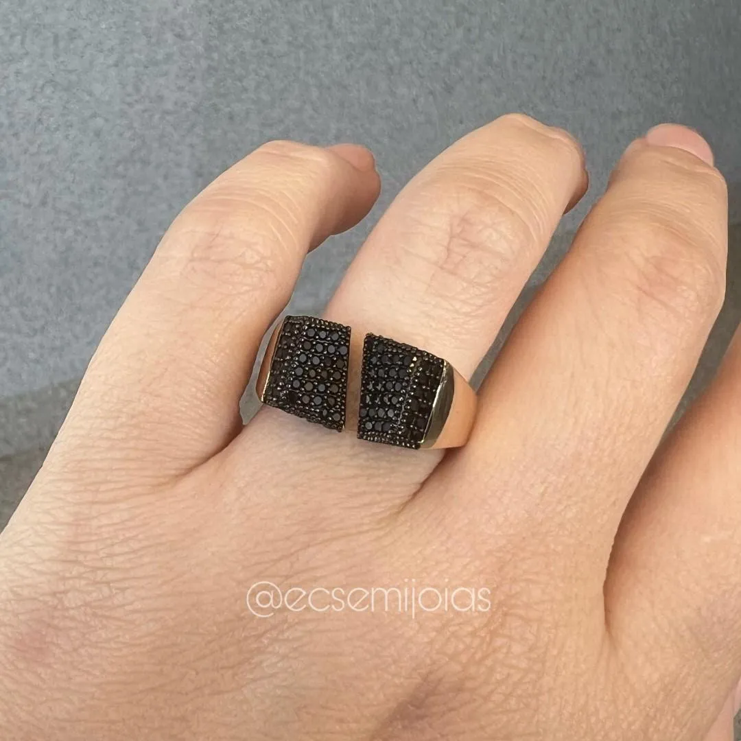 Anel com 2 pontas retangulares cravejadas - banhado a ouro 18k