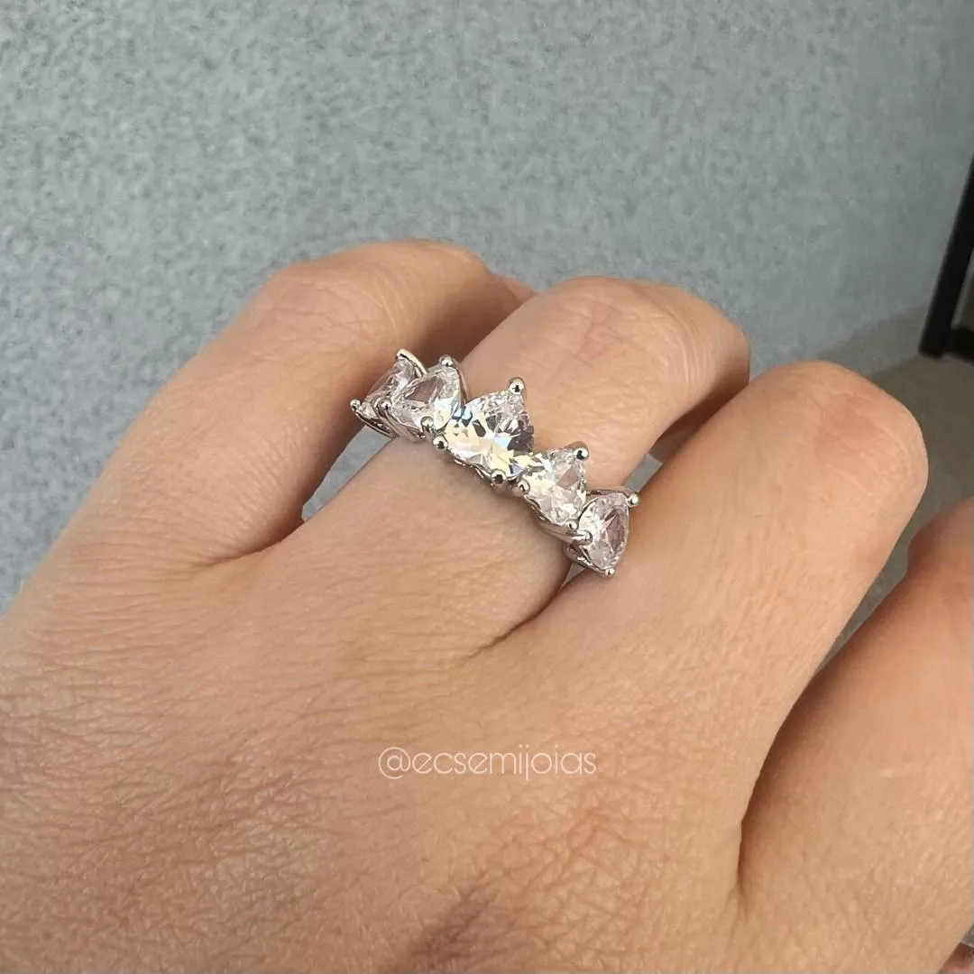 Anel com fileira de corações 6mm cada - banhado a ródio branco