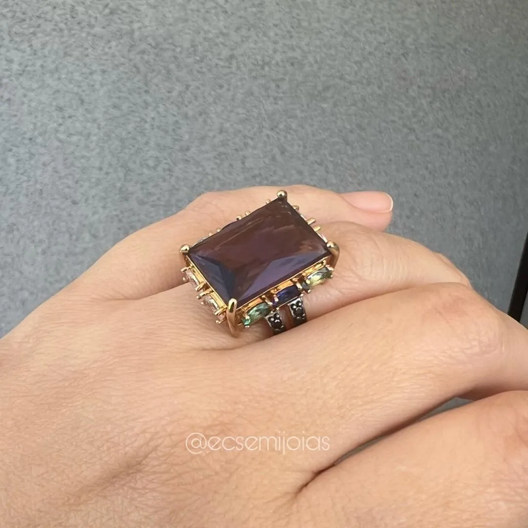Anel com pedra retangular com laterais de zircônias ovais e aro cravejado - banhado a ouro 18k