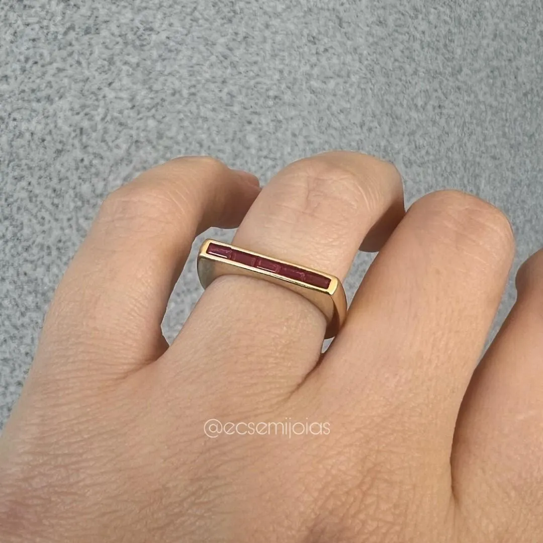 Anel fino com 1 fileira de zircônias baguetes - banhado a ouro 18k