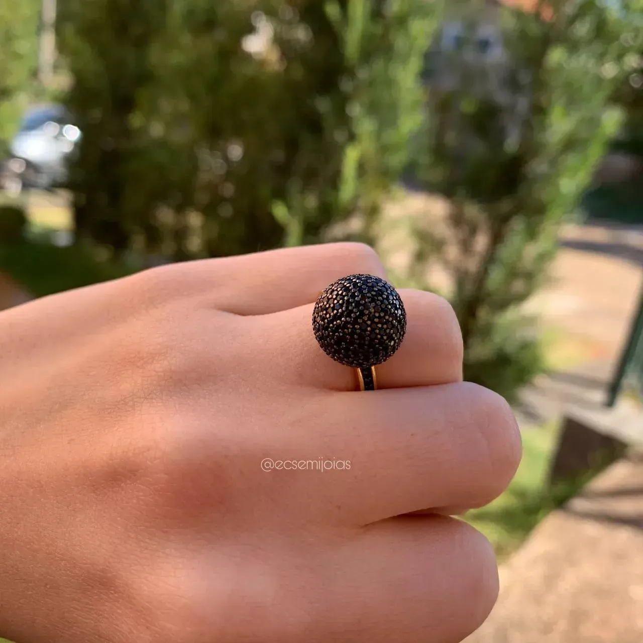 Anel oval bola 14mm cravejada com aro cravejado - banhado a ouro 18k