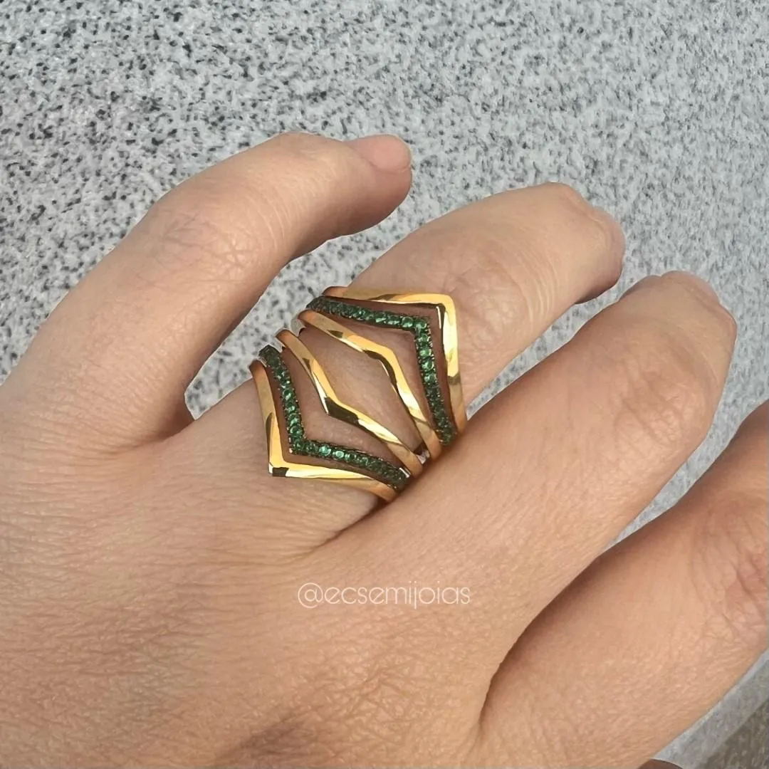 Anel triangular com aros lisos e cravejados vazados - banhado a ouro 18k