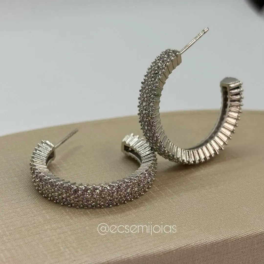 Argola com 3 fileiras cravejadas - 6x30mm - banhado a ródio branco