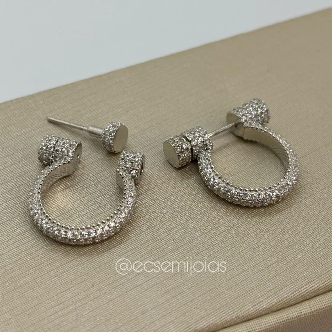 Argola cravejada com pino de rosca - banhado a ródio branco