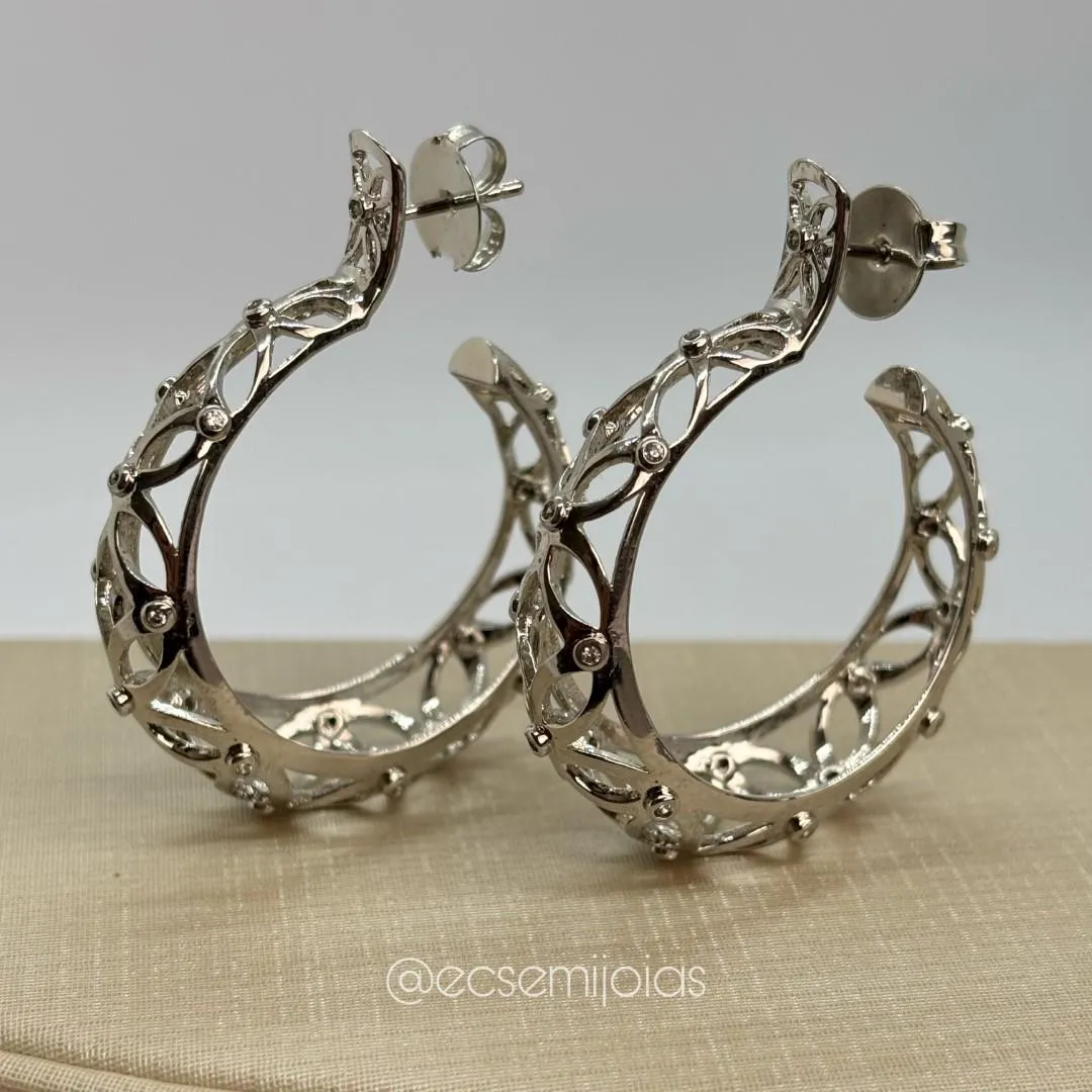 Argola maxxi com zircônias bordada toda vazada - 11x45mm - banhado a ródio branco