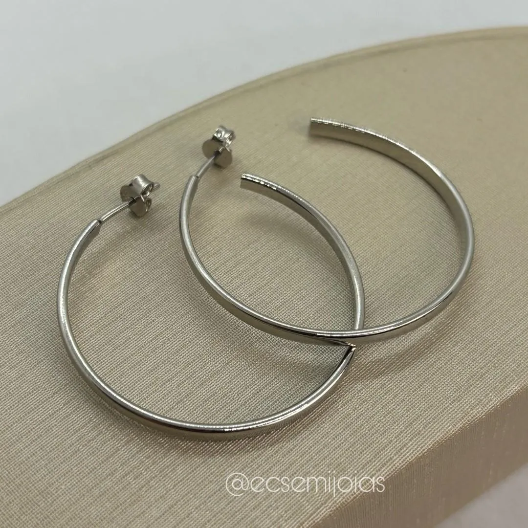Argola tubolar achatada - 3x38mm - banhado a ródio branco