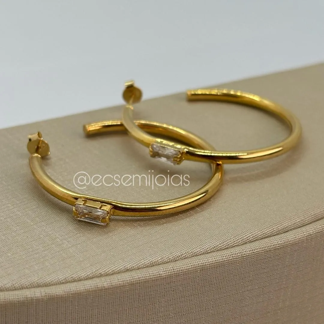 Argola tubolar com 1 zircônia baguete - 2,5x40mm - banhado a ouro 18k