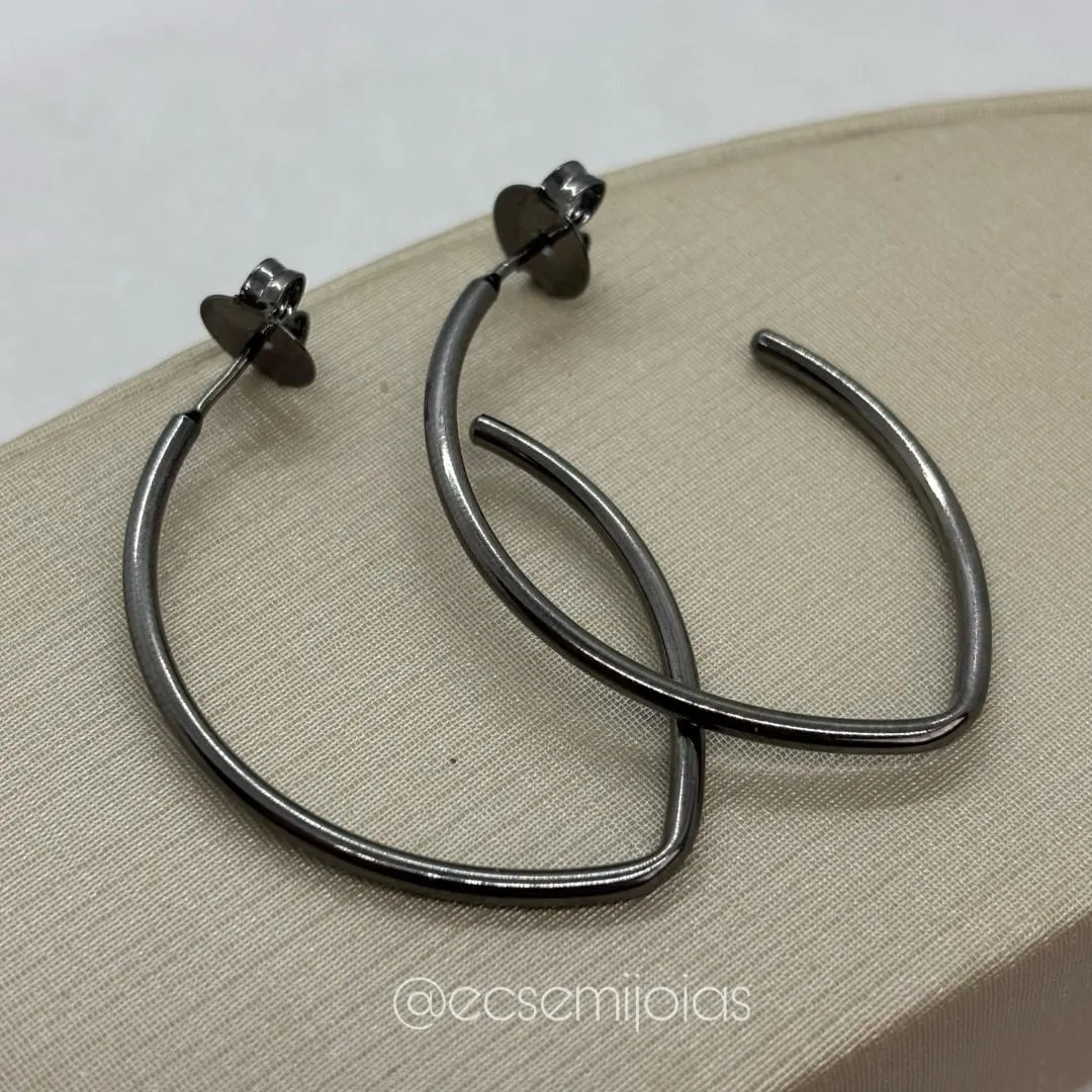 Argola tubolar em formato de folha - 9x40mm - banhado a ródio negro