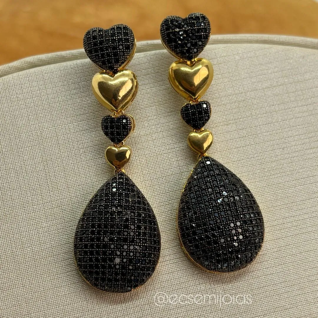 Brinco com corações cravejados e lisos com gota grande cravejada pendurada - banhado a ouro 18k
